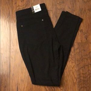 NWT Hue Super Smooth Denim Legging